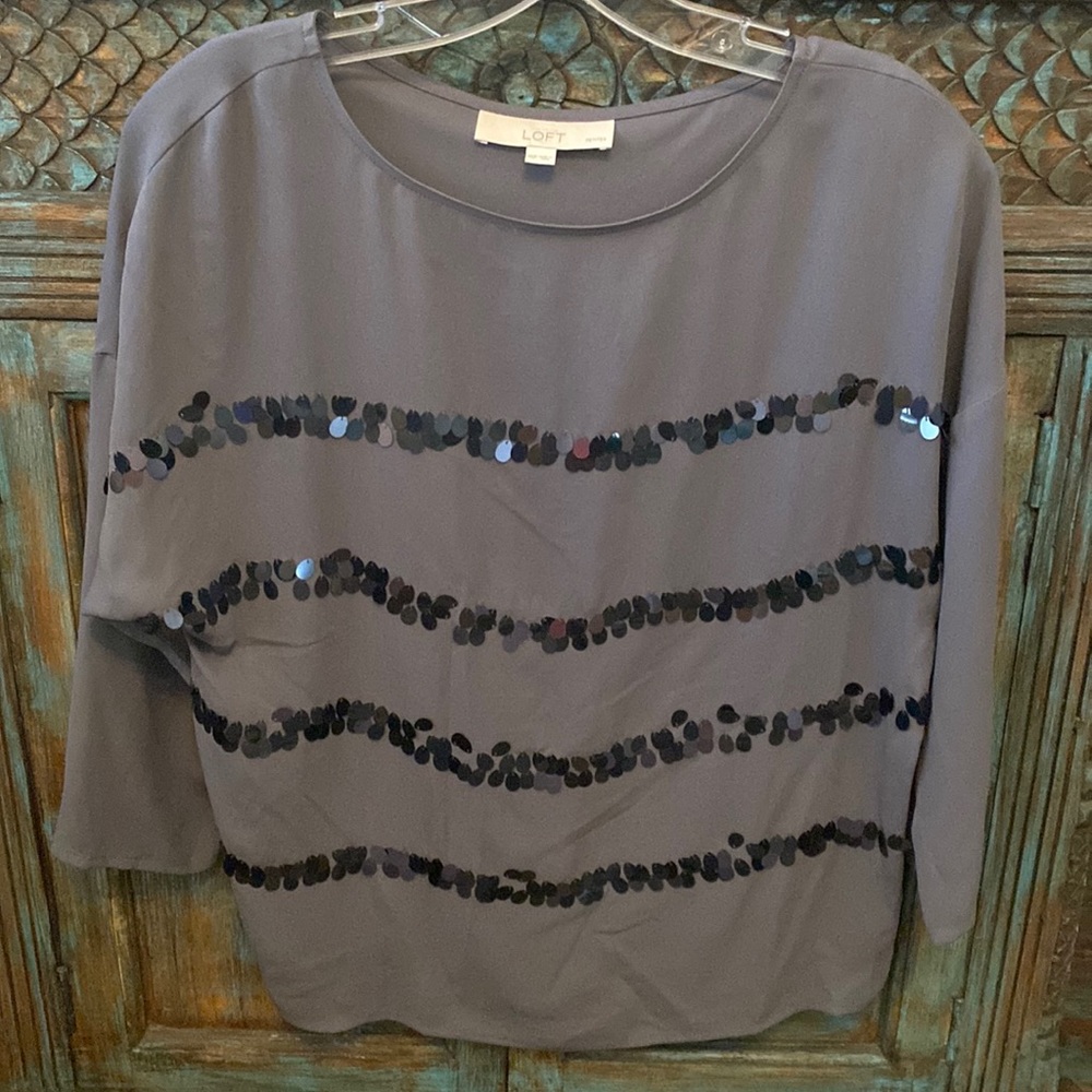 LOFT long sleeve grey blouse w/ sequin detail. Flowy fabric, roomy cut. PetiteXS